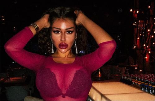 Российская «Кардашьян» отрицает, что обращалась к хирургам