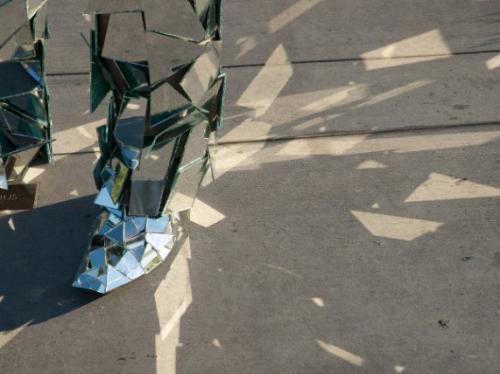 «Зеркальный человек» устроил  уличный перфоманс