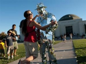 «Зеркальный человек» устроил  уличный перфоманс