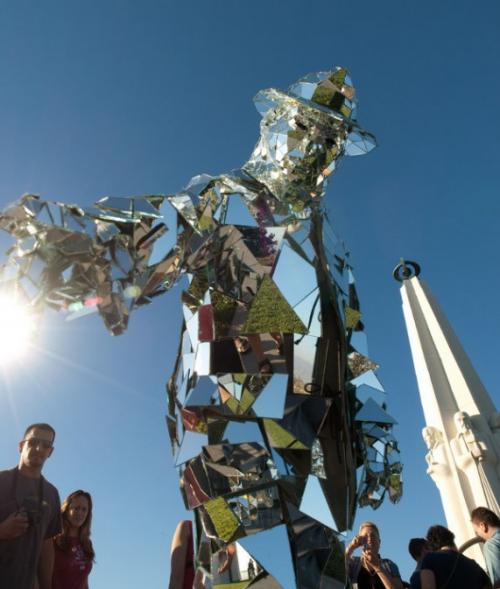 «Зеркальный человек» устроил  уличный перфоманс