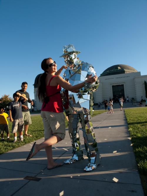 «Зеркальный человек» устроил  уличный перфоманс