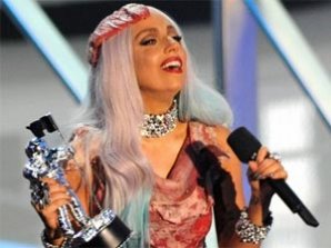 Леди Гага вышла на сцену в мясе