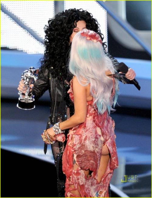 Леди Гага вышла на сцену в мясе
