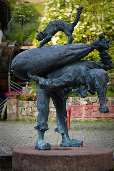 Скульптуры и памятники, посвященные кошкам