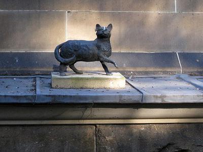 Скульптуры и памятники, посвященные кошкам
