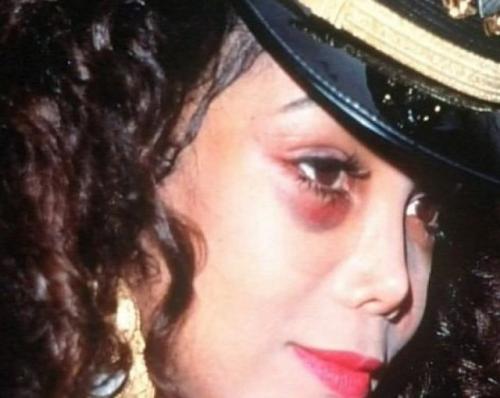 Знаменитости, подвергшиеся домашнему насилию