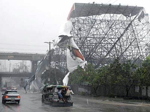 Над Филиппинами пронесся тайфун