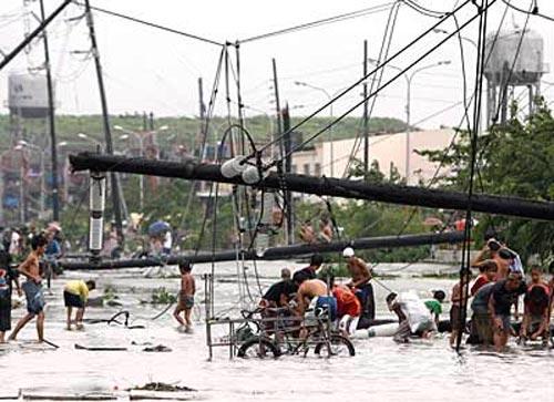 Над Филиппинами пронесся тайфун