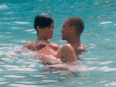 Рианну поймали в обьятиях