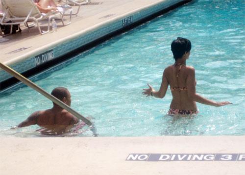 Рианну поймали в обьятиях