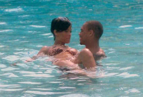 Рианну поймали в обьятиях