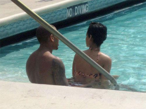 Рианну поймали в обьятиях