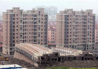 В Шанхае «лёг» на землю 13-этажный дом