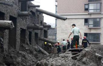 В Шанхае «лёг» на землю 13-этажный дом