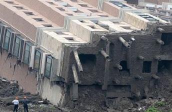 В Шанхае «лёг» на землю 13-этажный дом