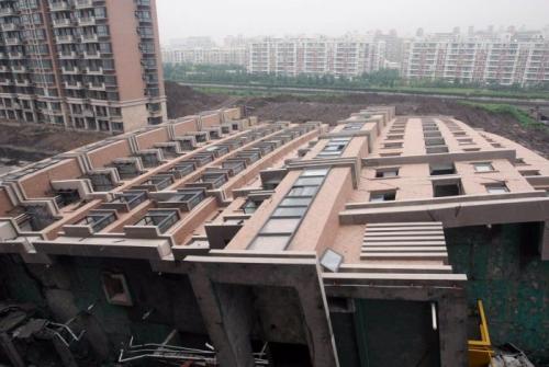 В Шанхае «лёг» на землю 13-этажный дом