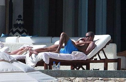 Ева Лонгория отбросила официоз вместе со штанами