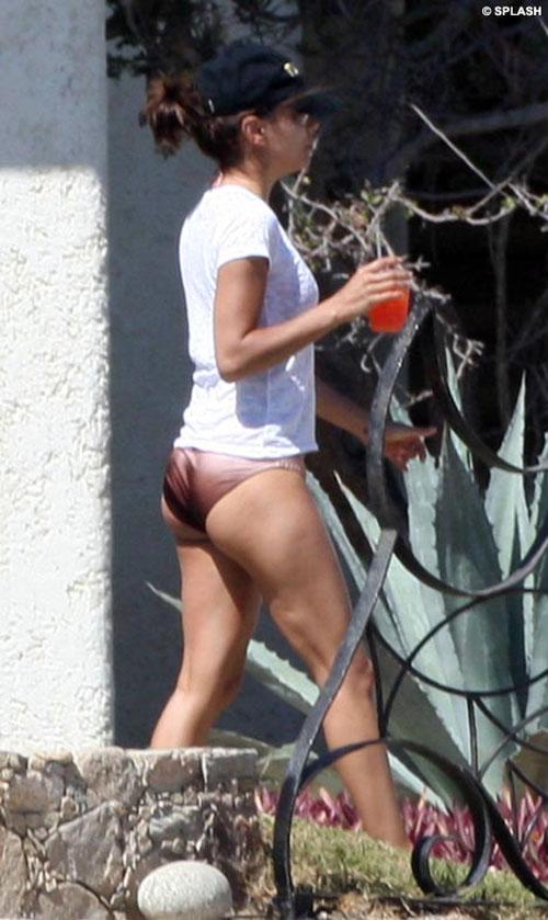 Ева Лонгория отбросила официоз вместе со штанами