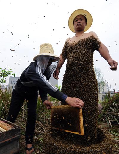 Китаец надел костюм из живых пчел