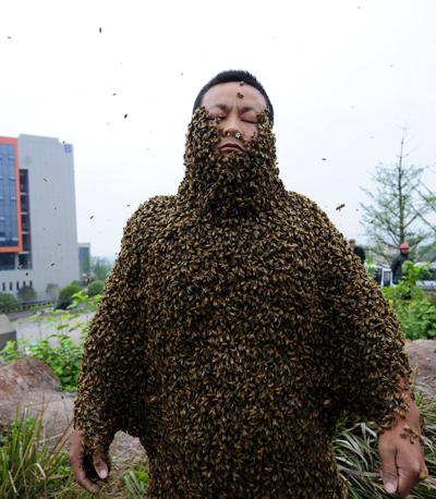 Китаец надел костюм из живых пчел