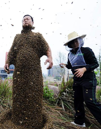 Китаец надел костюм из живых пчел