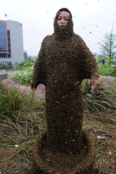 Китаец надел костюм из живых пчел