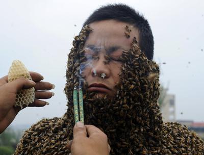 Китаец надел костюм из живых пчел