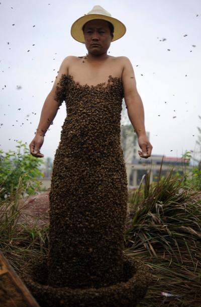 Китаец надел костюм из живых пчел