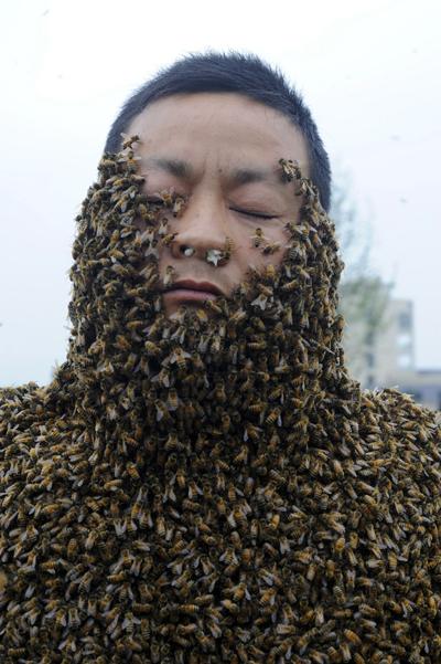 Китаец надел костюм из живых пчел