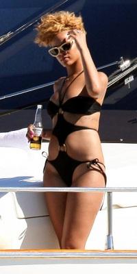 Где секс-символы гуляют без одежды