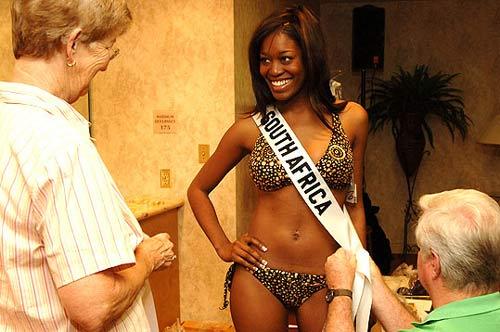«Мисс Вселенная 2006»: выход в бикини