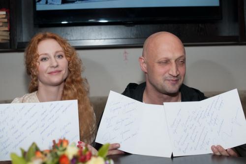 Гоша Куценко и Константин Хабенский отправили открытки детям