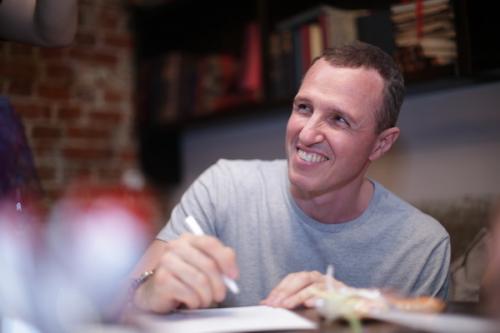 Гоша Куценко и Константин Хабенский отправили открытки детям