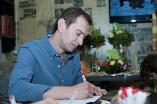 Гоша Куценко и Константин Хабенский отправили открытки детям