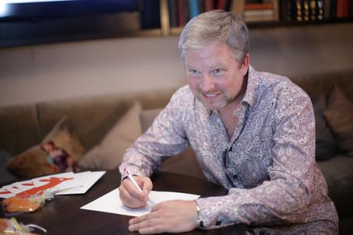 Гоша Куценко и Константин Хабенский отправили открытки детям