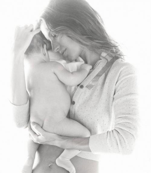 Жизель Бундхен снялась с новорожденным сыном для Vogue