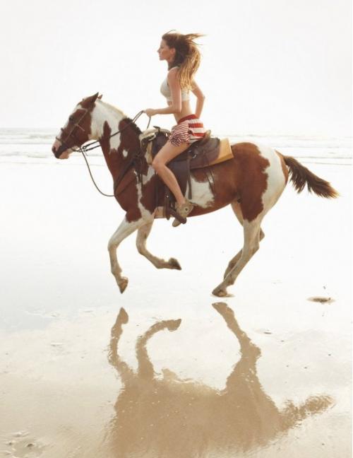 Жизель Бундхен снялась с новорожденным сыном для Vogue