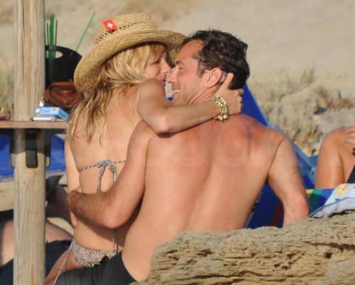 Интимными ласками знаменитости подняли градус лета