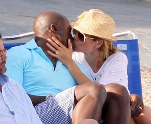 Интимными ласками знаменитости подняли градус лета