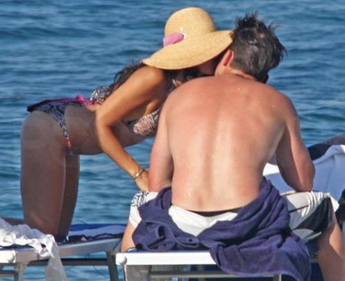 Интимными ласками знаменитости подняли градус лета