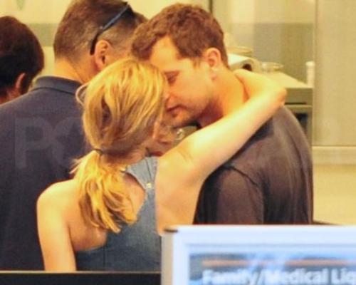 Интимными ласками знаменитости подняли градус лета