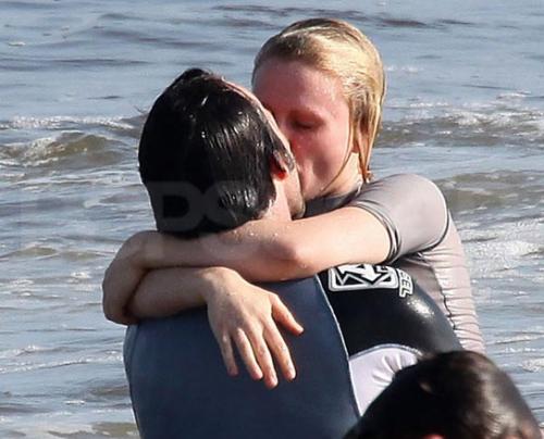 Интимными ласками знаменитости подняли градус лета