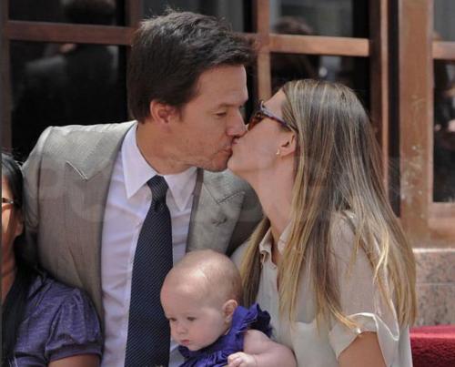 Интимными ласками знаменитости подняли градус лета