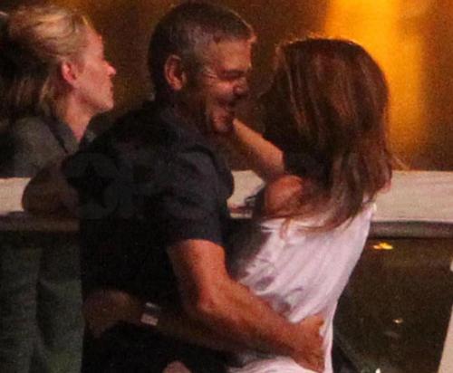 Интимными ласками знаменитости подняли градус лета