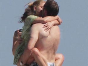 Интимными ласками знаменитости подняли градус лета