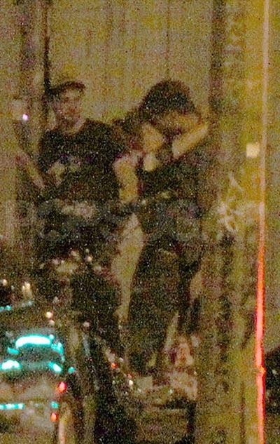 Интимными ласками знаменитости подняли градус лета