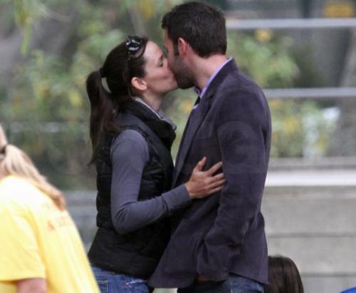 Интимными ласками знаменитости подняли градус лета