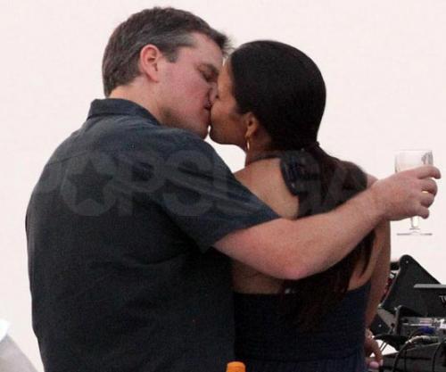 Интимными ласками знаменитости подняли градус лета