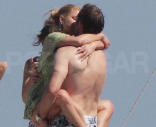 Интимными ласками знаменитости подняли градус лета