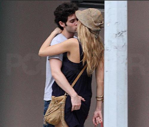 Интимными ласками знаменитости подняли градус лета